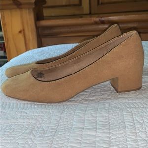Low tan heels - brand new! Old navy - size 9